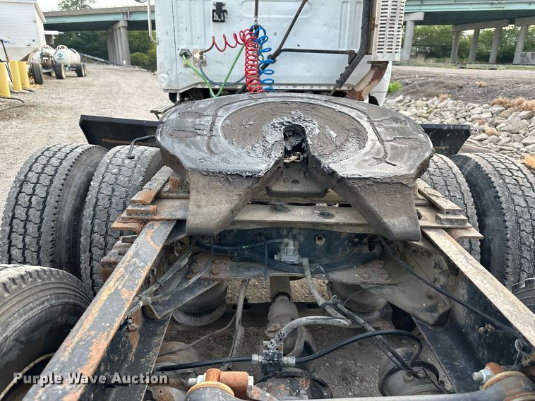 image for item DO5019 1998 Volvo WCA  semi truck