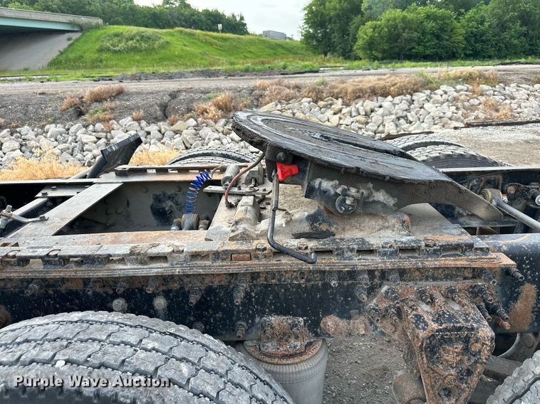 image for item DO5019 1998 Volvo WCA  semi truck