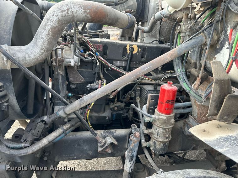 image for item DO5019 1998 Volvo WCA  semi truck