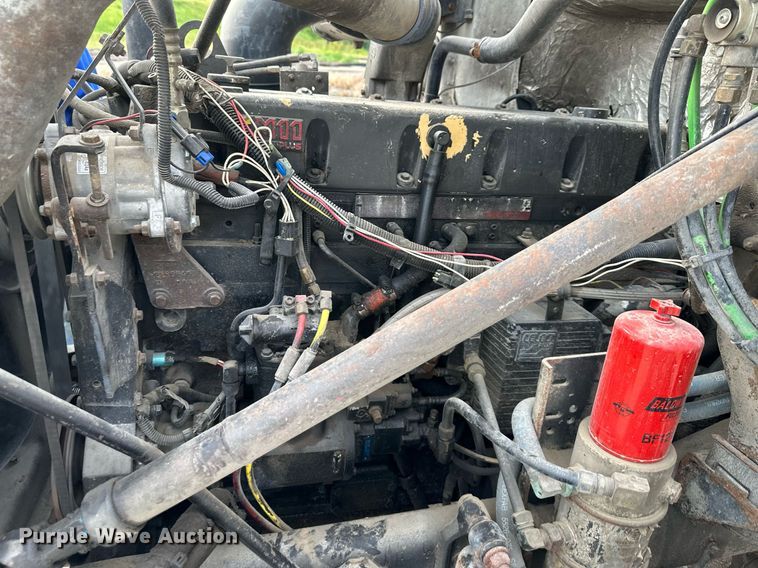 image for item DO5019 1998 Volvo WCA  semi truck