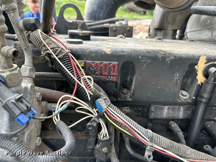 image for item DO5019 1998 Volvo WCA  semi truck