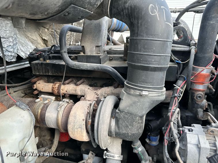 image for item DO5019 1998 Volvo WCA  semi truck