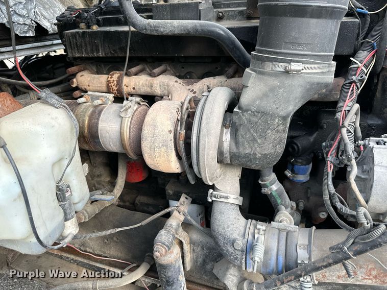 image for item DO5019 1998 Volvo WCA  semi truck