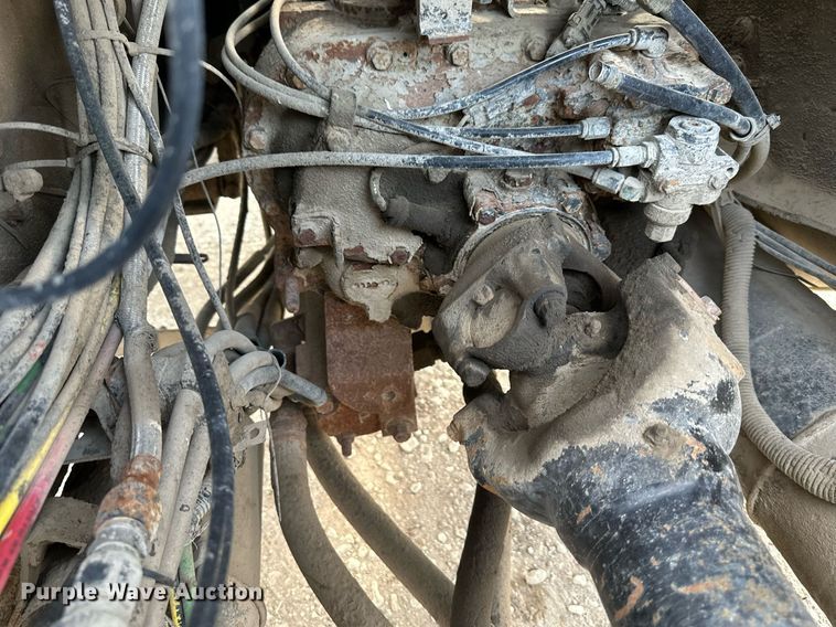 image for item DO5019 1998 Volvo WCA  semi truck