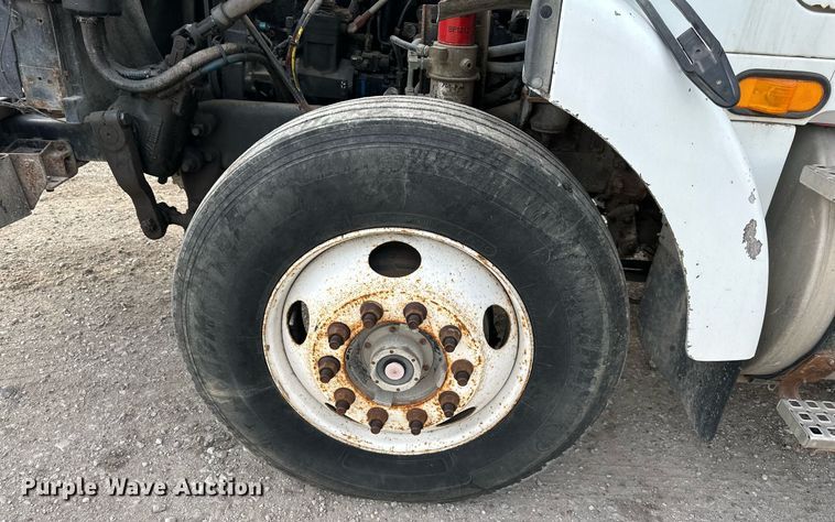 image for item DO5019 1998 Volvo WCA  semi truck