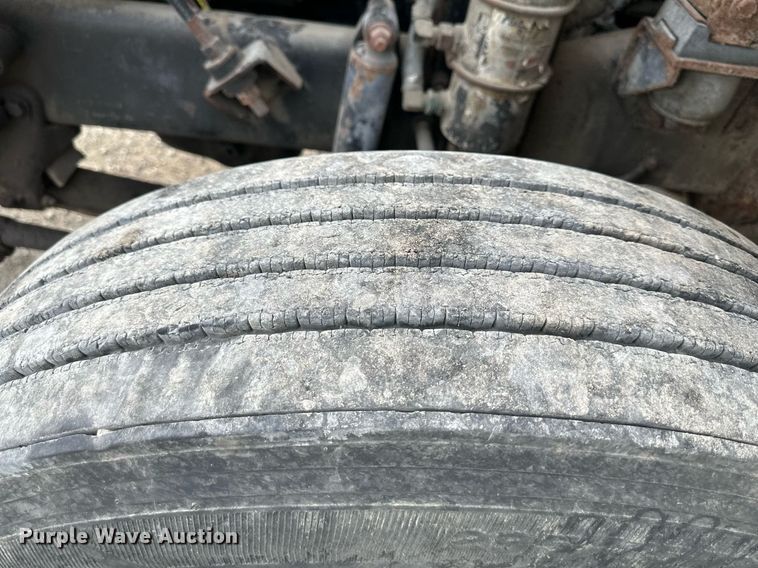 image for item DO5019 1998 Volvo WCA  semi truck