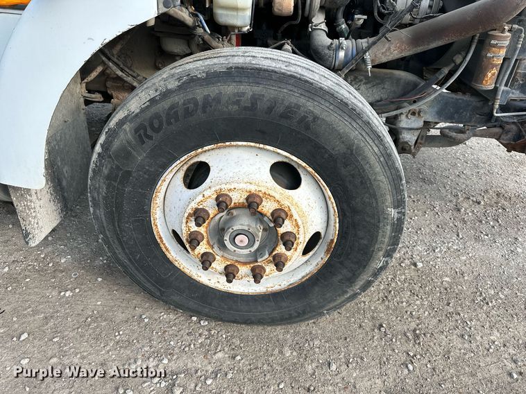 image for item DO5019 1998 Volvo WCA  semi truck