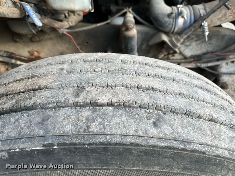 image for item DO5019 1998 Volvo WCA  semi truck