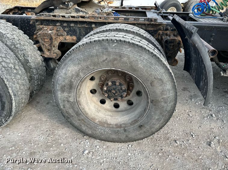 image for item DO5019 1998 Volvo WCA  semi truck