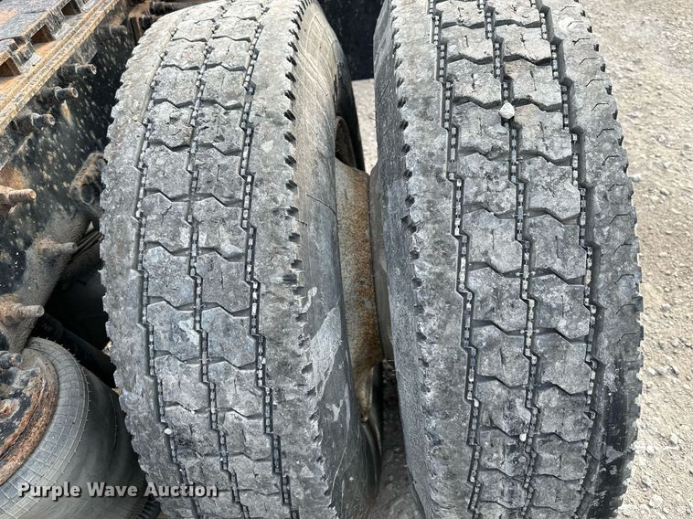 image for item DO5019 1998 Volvo WCA  semi truck