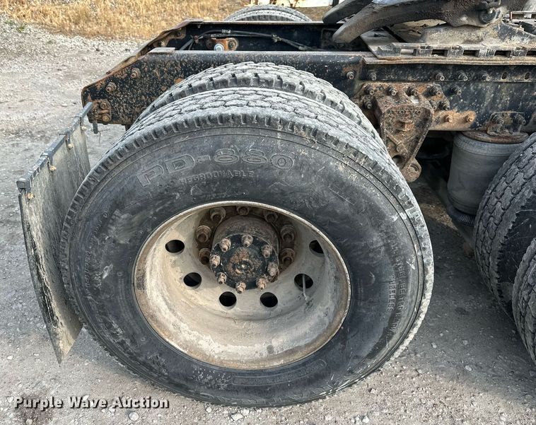 image for item DO5019 1998 Volvo WCA  semi truck