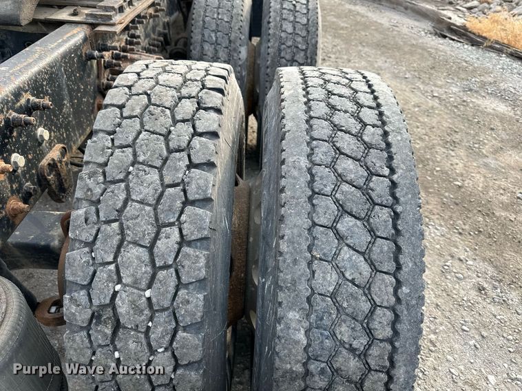 image for item DO5019 1998 Volvo WCA  semi truck