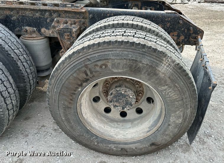 image for item DO5019 1998 Volvo WCA  semi truck