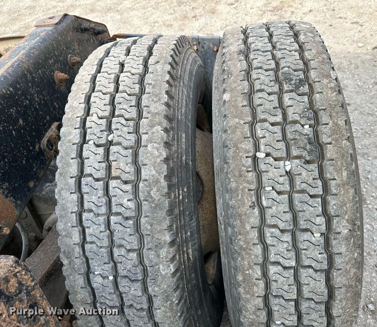 image for item DO5019 1998 Volvo WCA  semi truck