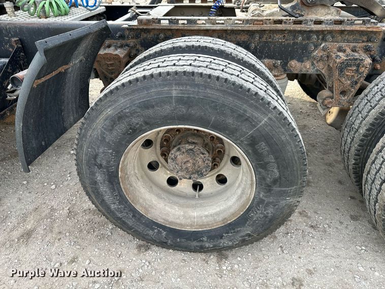 image for item DO5019 1998 Volvo WCA  semi truck