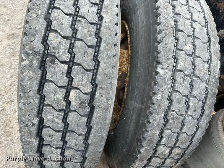 image for item DO5019 1998 Volvo WCA  semi truck