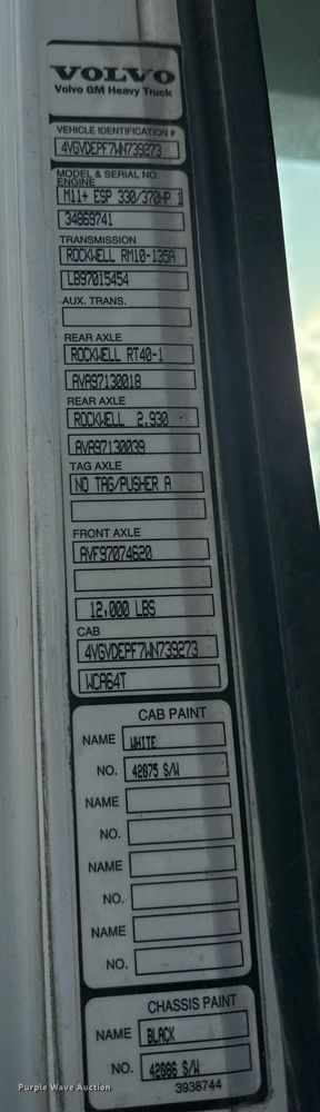 image for item DO5019 1998 Volvo WCA  semi truck