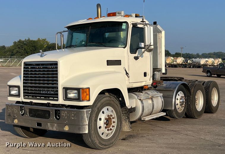 image for item DP2055 2010 Mack CHU613  semi truck