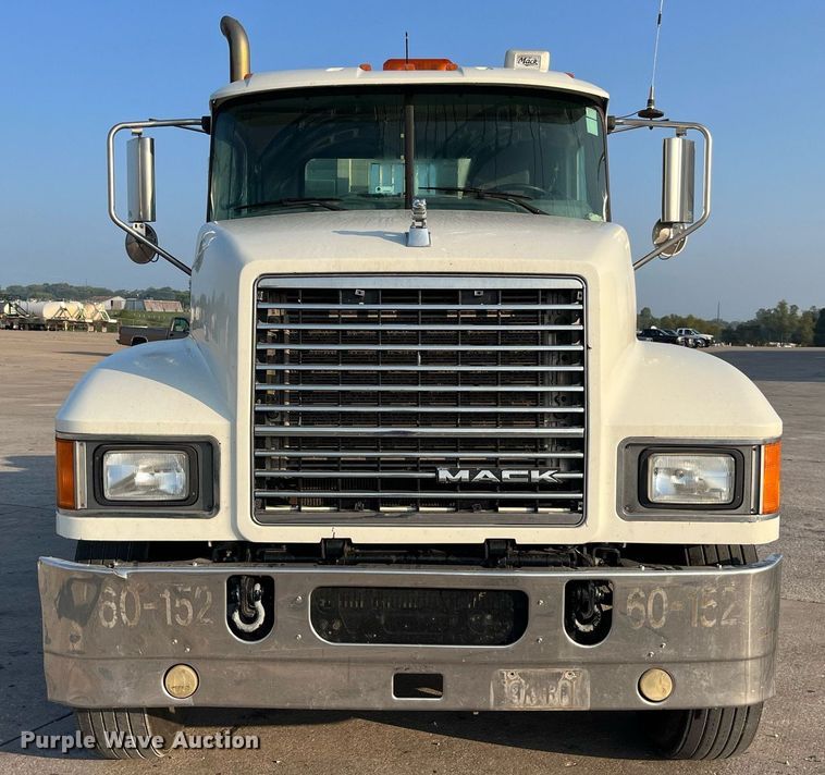 image for item DP2055 2010 Mack CHU613  semi truck