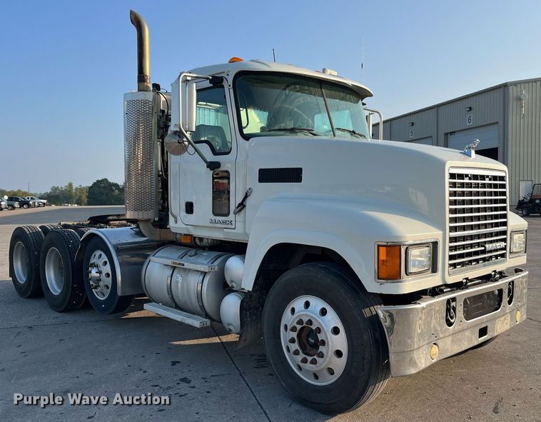 image for item DP2055 2010 Mack CHU613  semi truck