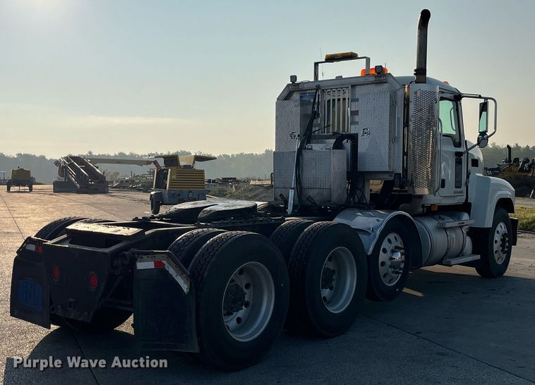 image for item DP2055 2010 Mack CHU613  semi truck