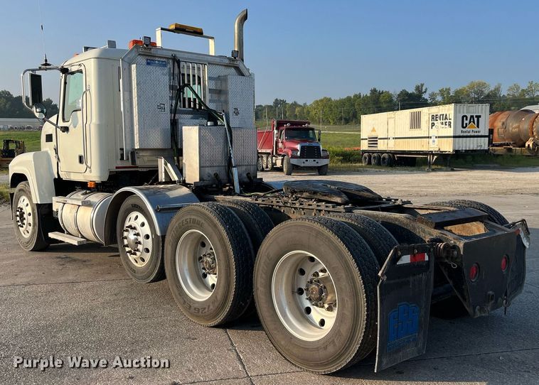 image for item DP2055 2010 Mack CHU613  semi truck