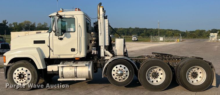 image for item DP2055 2010 Mack CHU613  semi truck