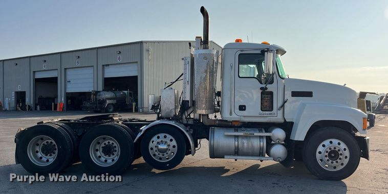 image for item DP2055 2010 Mack CHU613  semi truck