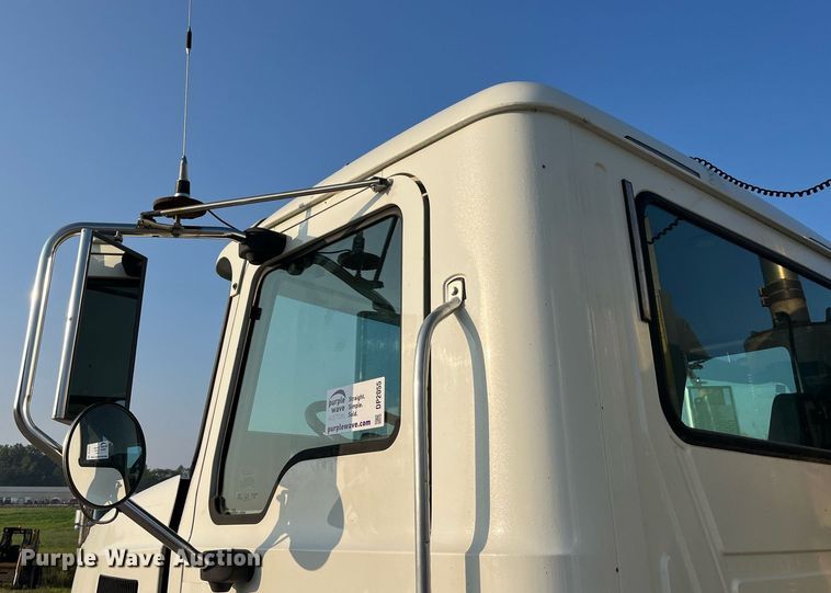 image for item DP2055 2010 Mack CHU613  semi truck