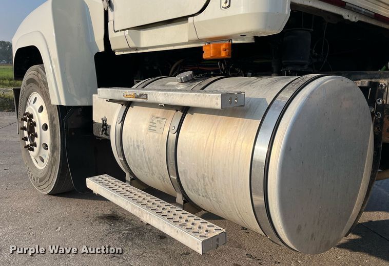 image for item DP2055 2010 Mack CHU613  semi truck