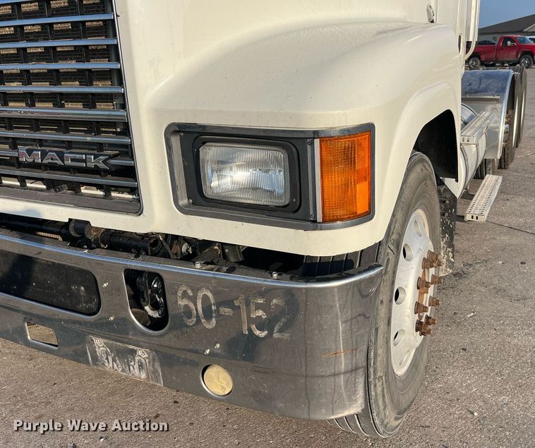 image for item DP2055 2010 Mack CHU613  semi truck