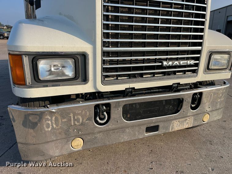 image for item DP2055 2010 Mack CHU613  semi truck