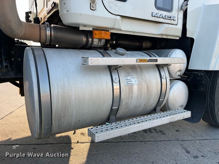 image for item DP2055 2010 Mack CHU613  semi truck