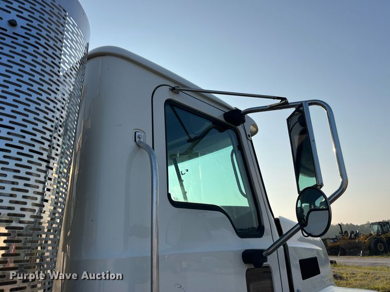 image for item DP2055 2010 Mack CHU613  semi truck