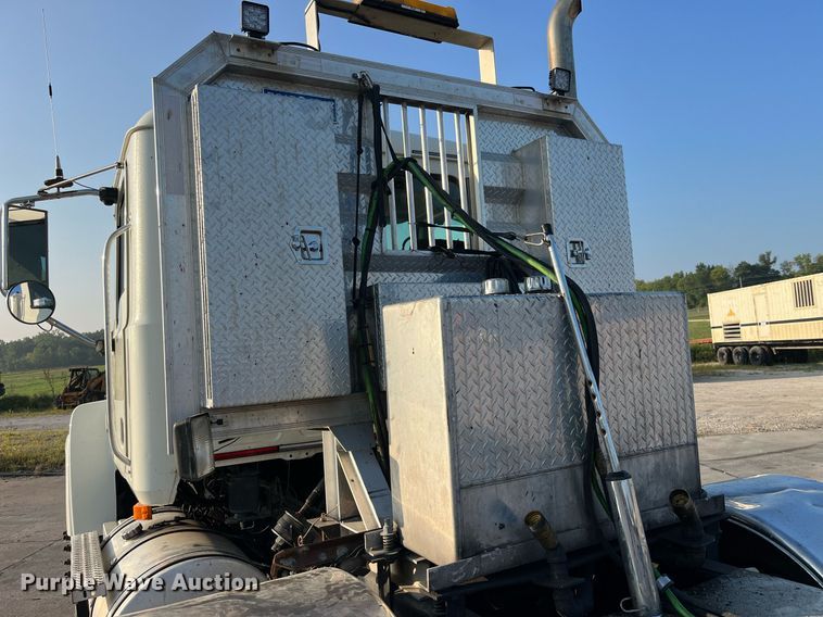 image for item DP2055 2010 Mack CHU613  semi truck