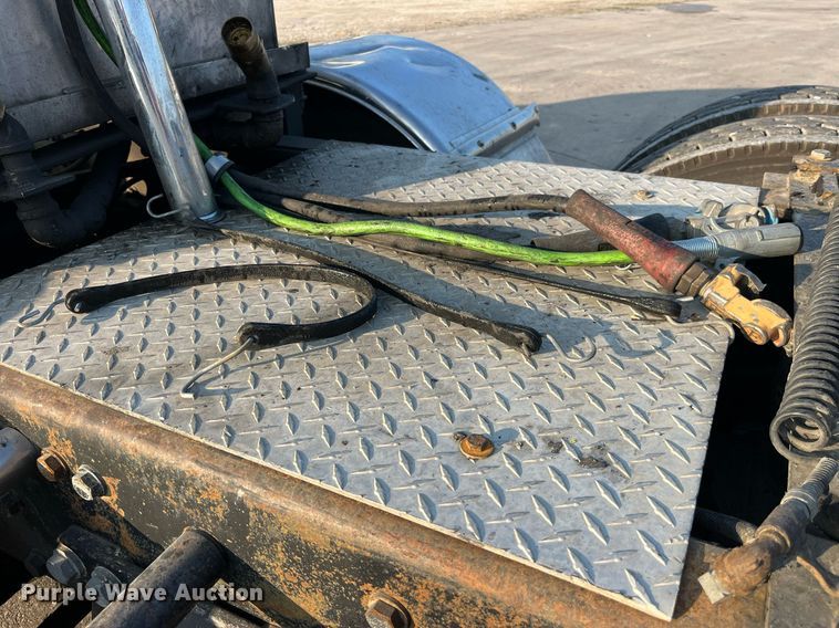 image for item DP2055 2010 Mack CHU613  semi truck