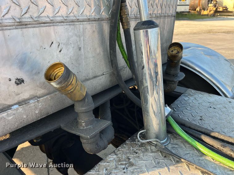 image for item DP2055 2010 Mack CHU613  semi truck