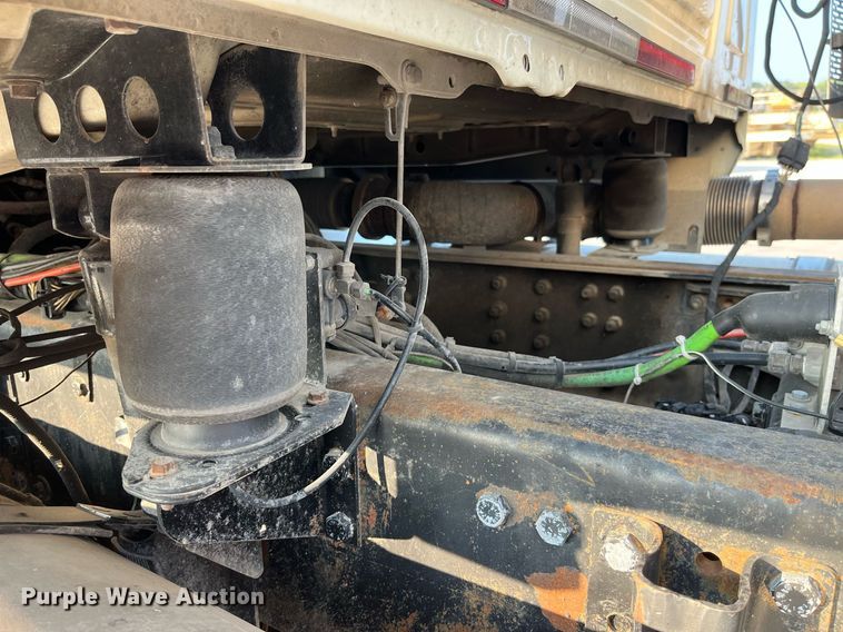 image for item DP2055 2010 Mack CHU613  semi truck