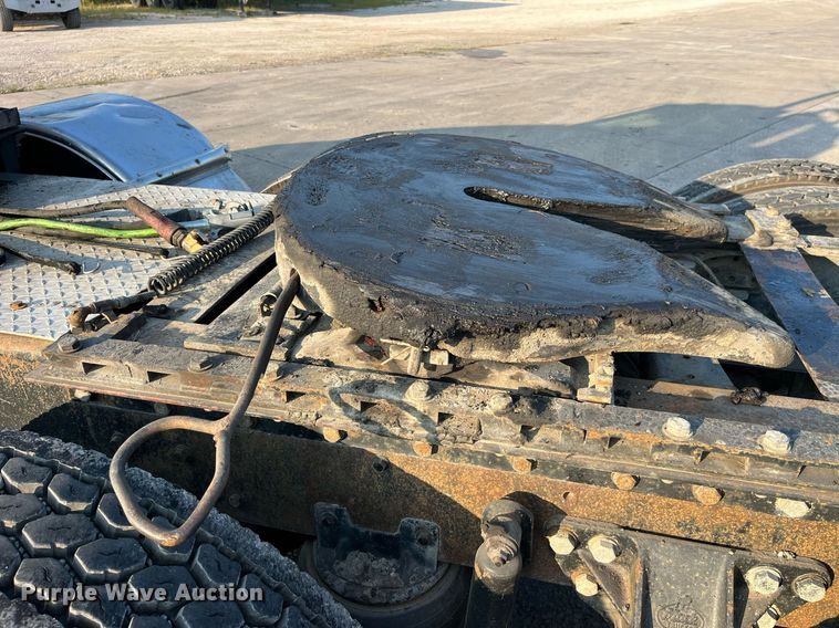 image for item DP2055 2010 Mack CHU613  semi truck