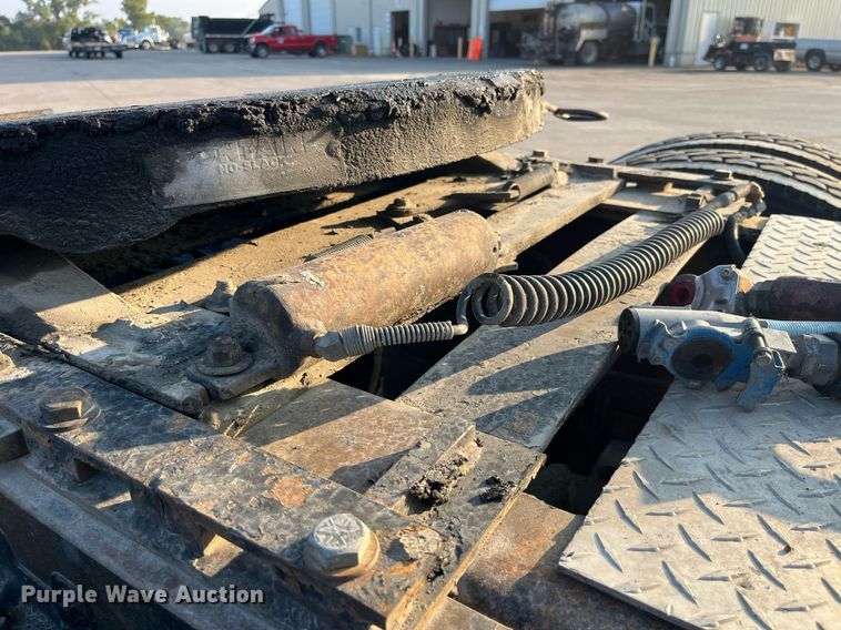 image for item DP2055 2010 Mack CHU613  semi truck