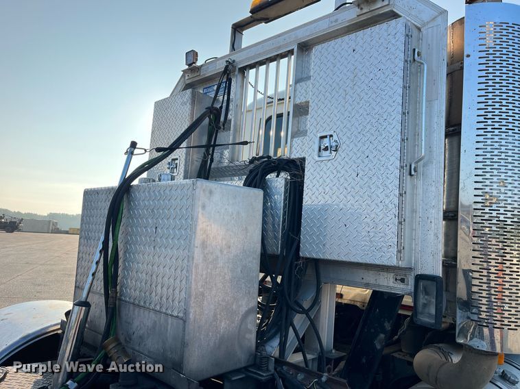 image for item DP2055 2010 Mack CHU613  semi truck