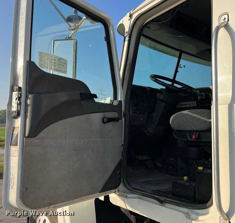 image for item DP2055 2010 Mack CHU613  semi truck