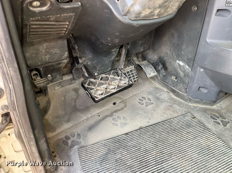 image for item DP2055 2010 Mack CHU613  semi truck