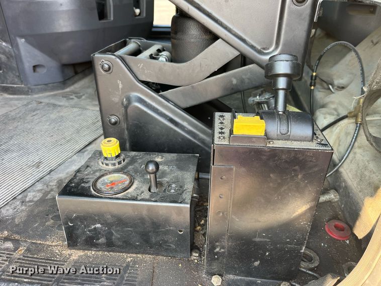 image for item DP2055 2010 Mack CHU613  semi truck