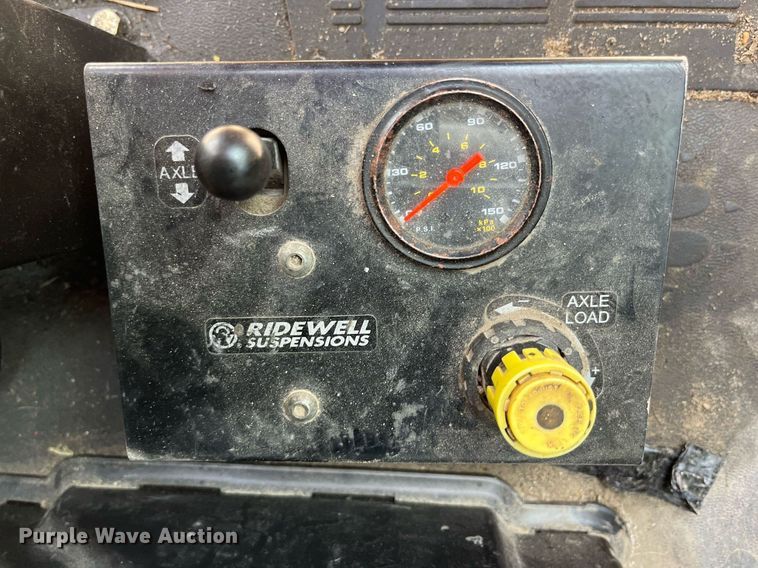 image for item DP2055 2010 Mack CHU613  semi truck