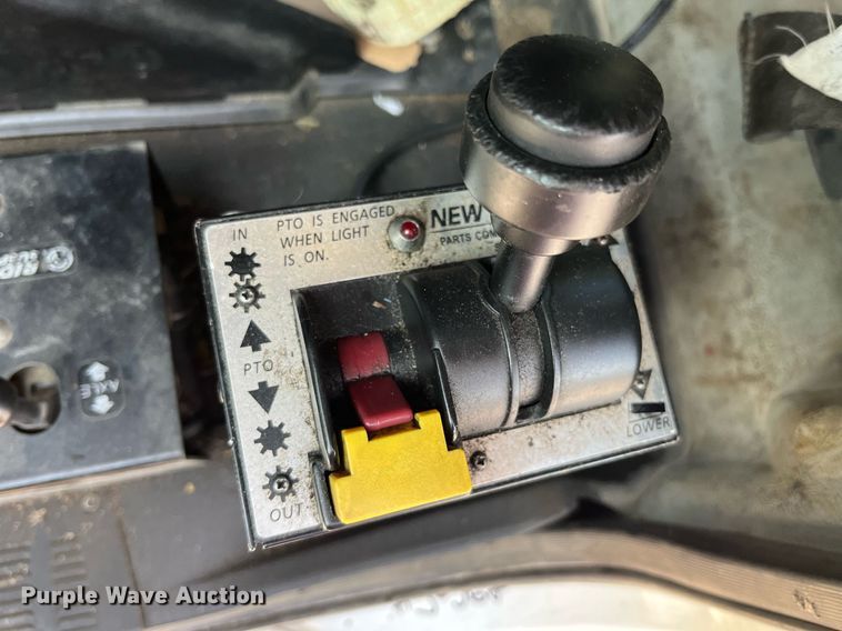 image for item DP2055 2010 Mack CHU613  semi truck