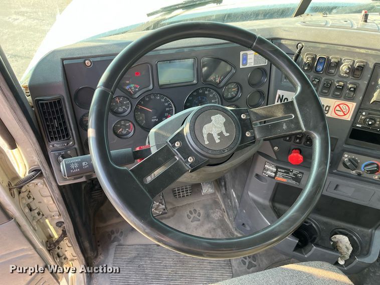 image for item DP2055 2010 Mack CHU613  semi truck