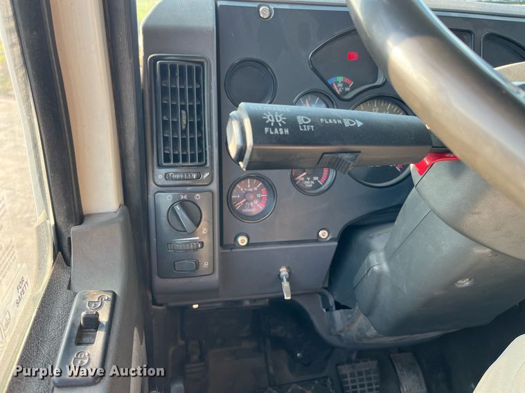 image for item DP2055 2010 Mack CHU613  semi truck