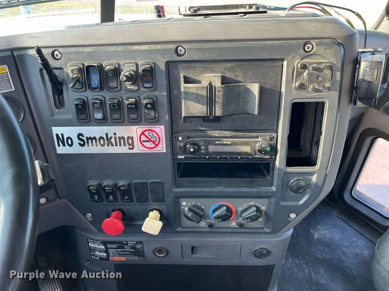 image for item DP2055 2010 Mack CHU613  semi truck