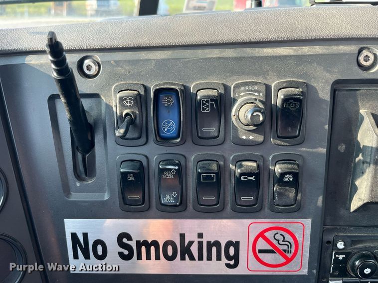 image for item DP2055 2010 Mack CHU613  semi truck